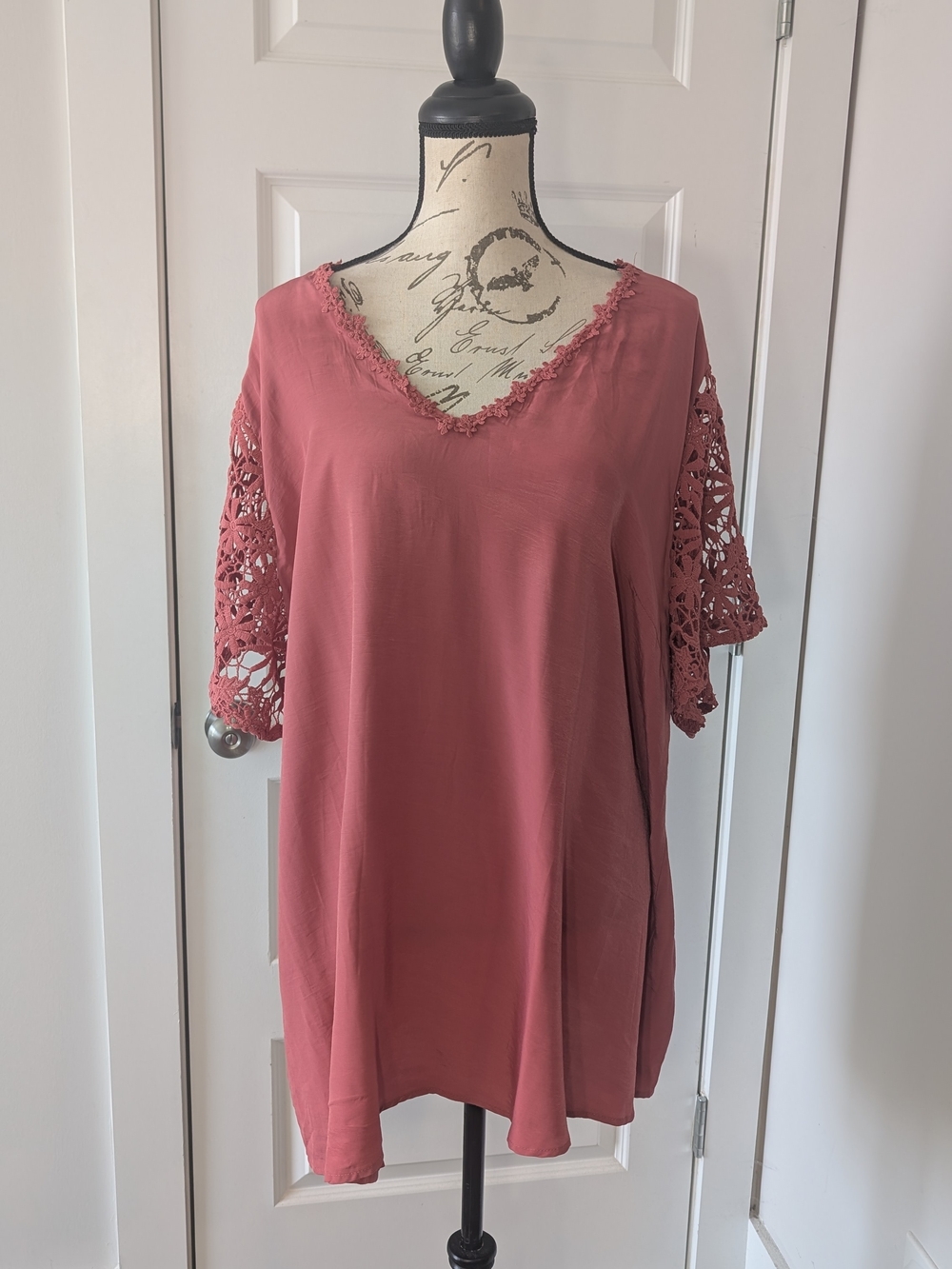 BloomChic Dusty Rose V-Neck Tunic with Crochet Lace Sleeves Size 3X